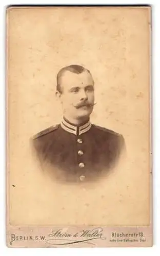 Fotografie Ström & Walter, Berlin, Blücherstr. 13, Porträt eines Garde-Soldaten in Uniform vom Eisenbahn-Rgt.
