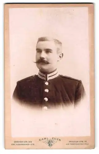 Fotografie Carl Euen, Berlin, Oranien-Str. 128, Garde-Soldat in Uniform