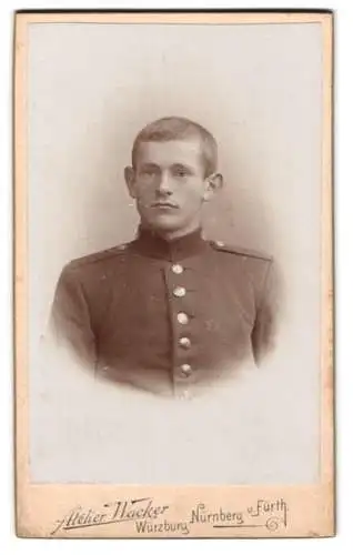 Fotografie Atelier Wacker, Würzburg, Weingartenstr. Nr. 39, Porträt eines jungen Soldaten in Uniform