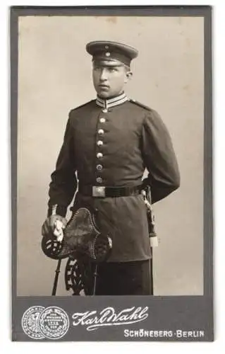 Fotografie Karl Wahl, Schöneberg-Berlin, Hauptstr. 1-2, Garde-Soldat in Uniform mit Säbel und Portepee
