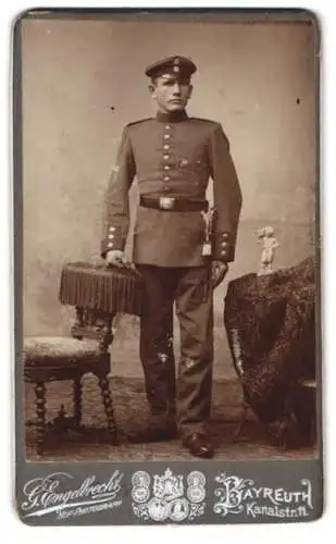 Fotografie J. Engelbrecht, Bayreuth, Kanalstrasse 11, Soldat in Uniform mit Bajonett und Portepee