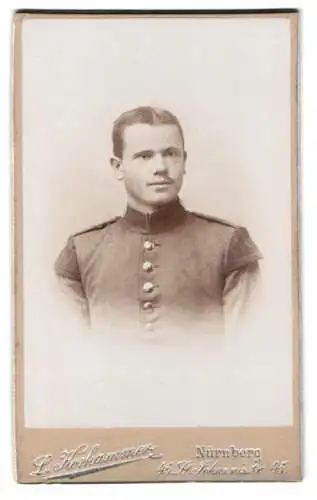 Fotografie L. Korhammer, Nürnberg, St. Johannisstr. 45, Soldat in Uniform mit Schwalbennestern