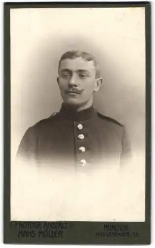 Fotografie Hans Möller, München, Augustenstr. 75, Soldat in Uniform