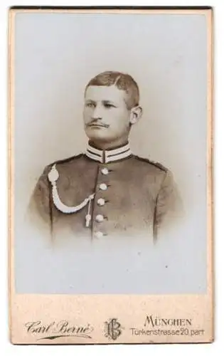 Fotografie Carl Berné, München, Türkenstrasse 20, Garde-Soldat in Uniform mit Schützenschnur und 1 Eichel