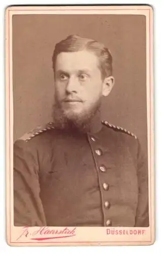 Fotografie Fr. Haarstick, Düsseldorf, Victoria-Str. 14, Portrait eines Einjährig-Freiwilligen in Uniform, Rgt. Nr. 39