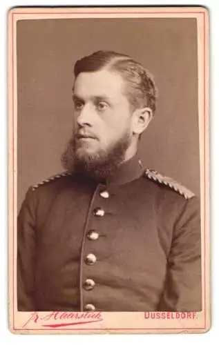 Fotografie Fr. Haarstick, Düsseldorf, Victoria-Str. 14, Portrait eines Einjährig-Freiwilligen in Uniform, Rgt. Nr. 39