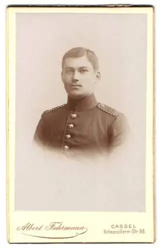 Fotografie Albert Fuhrmann, Cassel, Hohenzollern-Str. 96, Portrait eines Einjährig-Freiwilligen in Uniform, Rgt. Nr. 83