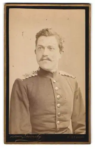 Fotografie Laura Lasinsky, Düsseldorf, Hohe Strasse 6, Portrait eines Einjährig-Freiwilligen in Uniform, Rgt. Nr. 39