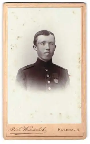 Fotografie Rich. Wunderlich, Hagenau, Porträt eines Soldaten vom Inf.-Rgt. Nr. 137 mit Centenar-Medaille 1897