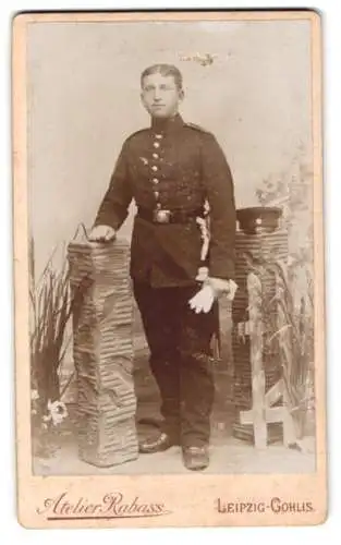 Fotografie Atelier Rabass, Leipzig-Gohlis, Blumenstrasse 1, Soldat in Uniform mit Bajonett und Portepee
