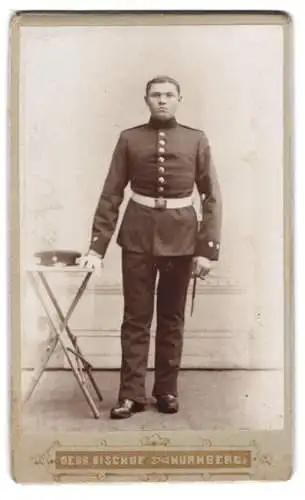 Fotografie Gebr. Bischof, Nürnberg, Burgschmietstr. 20, Soldat in Uniform mit Bajonett