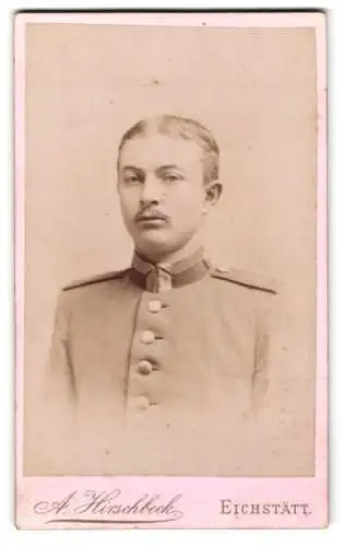 Fotografie A. Hirschbeck, Eichstätt, Ostenvorstadt 26, Porträt eines Vize-Feldwebels in Uniform