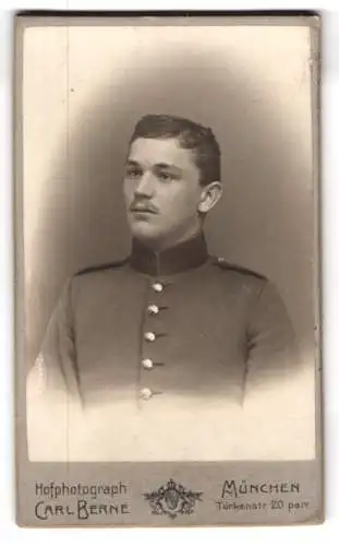 Fotografie Carl Berne, München, Türkenstr. 20, Porträt eines Soldaten in Uniform mit Ärmelabzeichen