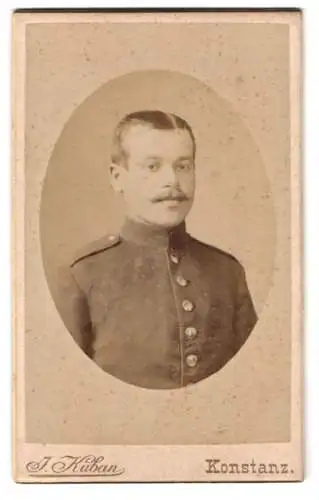 Fotografie J. Kuban, Konstanz, Hieronymusgasse, Soldat in Uniform