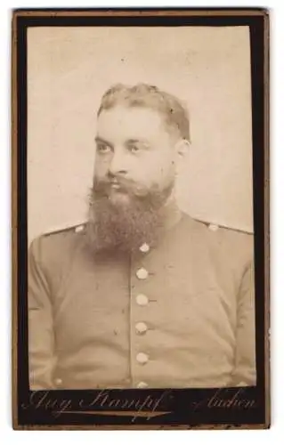 Fotografie Aug. Kampf, Aachen, Theaterstrasse 3, Porträt eines Soldaten in Uniform