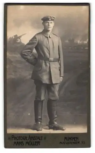 Fotografie Hans Möller, München, Augustenstr. 75, Soldat Konrad Baumann in feldgrauer Uniform mit Krätzchen und Bajonett