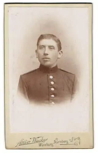 Fotografie Atelier Wacker, Würzburg, Weingartenstr. Nr. 39, Porträt eines Soldaten in Uniform