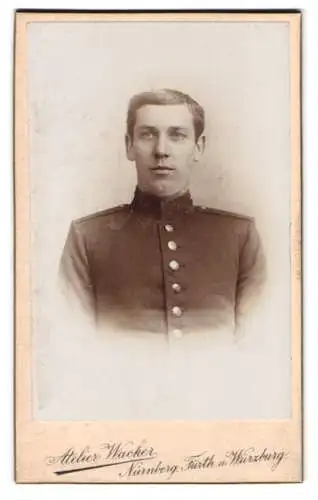 Fotografie Atelier Wacker, Nürnberg, Blumenstr. 33, Portrait eines Soldaten in Uniform
