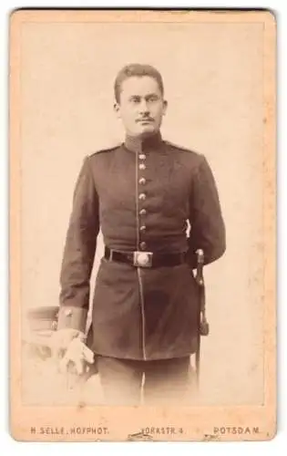 Fotografie H. Selle, Potsdam, Yorkstr. 4, Garde-Soldat in Uniform mit Bajonett und Portepee