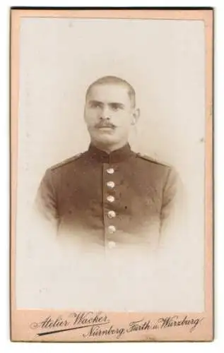 Fotografie Atelier Wacker, Nürnberg, Sternthor Blumenstrasse 33, Porträt eines Soldaten in Uniform