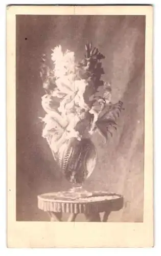 Fotografie Blumenstillleben, Kristallvase mit Orchideen