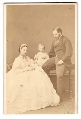 Fotografie Hills & Saunders, Eton, König Edward VII v. Grossbritannien mit Prinzessin Alexandra von Dänemark und Kind