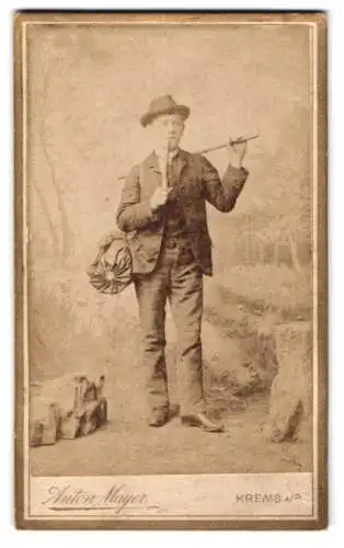 Fotografie Anton Myer, Krems a. D., junger Knabe auf der Walz / Wanderjahre mit Stock und Pfeife
