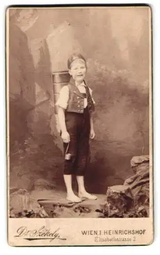 Fotografie Dr. Szekely, Wien, junger österr., Knabe als Wasserträger mit Schöpfkelle und Tornister auf dem Rücken