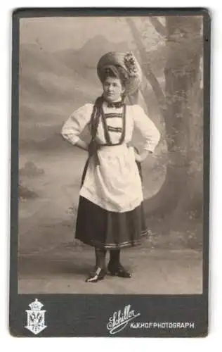 Fotografie Friedr. Schiller, Wien, junger Frau im Kostüm zum Fasching mit langem geflochtenen Zopf