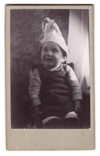 Fotografie kleines Kind zum Fasching mit Zipfelmütze als deutscher Michel