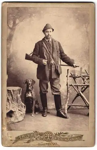Fotografie Triebel, Wien, Jäger mit Jagdhund samt Flinte und Pfeife