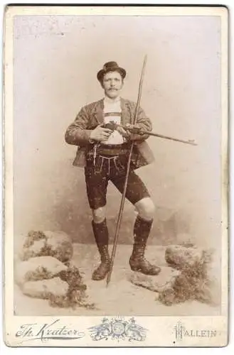 Fotografie Th. Kratzer, Hallein, österr. Jäger mit seinem Gewehr im Anschlag und Wanderstock