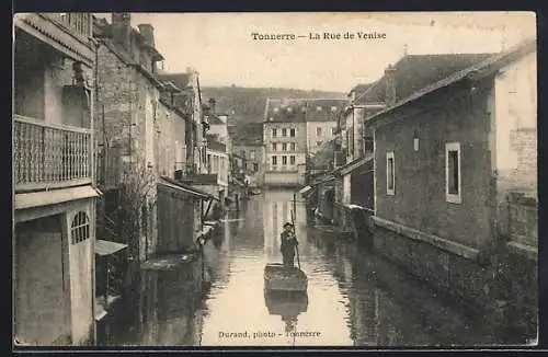 AK Tonnerre, La Rue de Venise avec une barque sur le canal