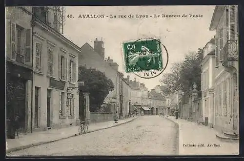 AK Avallon, La rue de Lyon, Le Bureau de Poste