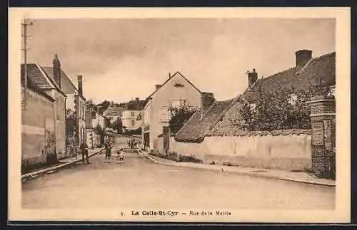 AK La Celle-St-Cyr, Rue de la Mairie