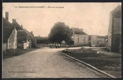 AK La Chapelle-Vieille-Forêt, Place de la Liberté