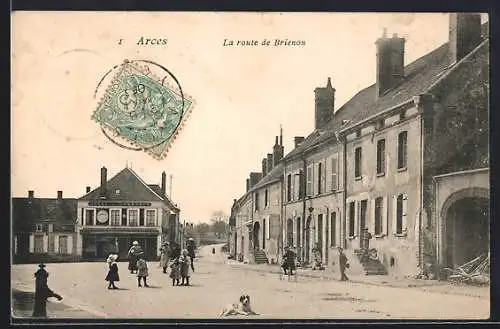 AK Arces, La route de Brienon avec des passants et un chien sur la place