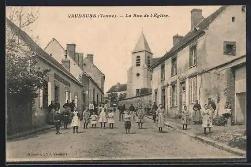 AK Vaudeurs /Yonne, La Rue de l`Église avec habitants et enfants