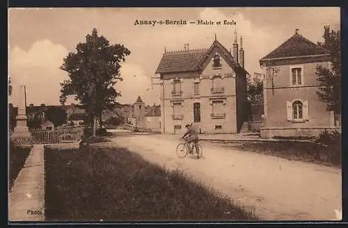 AK Annay-s-Serein, Mairie et École avec cycliste sur la route
