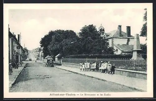 AK Aillant-sur-Tholon, Le Monument et les Écoles