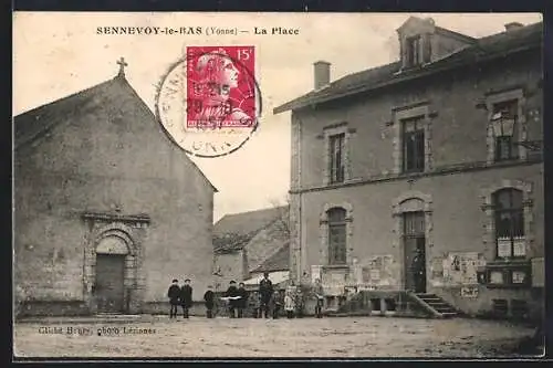 AK Sennevoy-le-Bas, La Place mit Dorfansicht und versammelten Dorfbewohnern