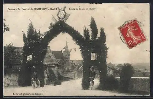 AK Sennevoy-le-Haut, Souvenir du Festival, Route de Gland et Stigny, mit dekorativem Tor und Radfahrern