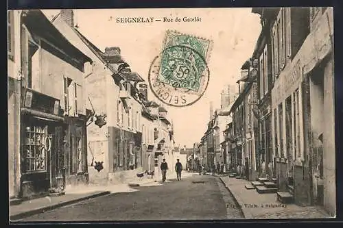 AK Seignelay, Rue de Gatelot avec bâtiments et passants