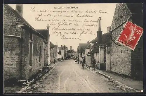 AK Rugny, Grande-Rue, scène de rue animée avec habitations en pierre et passants