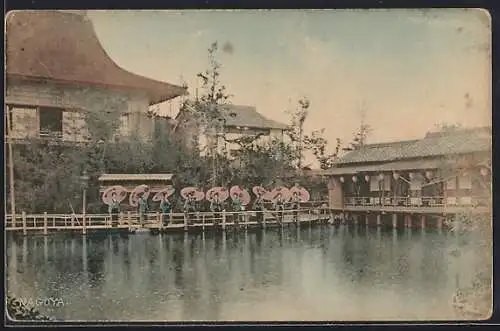 AK Nagoya, Japanerinnen mit Schirmen am Ufer