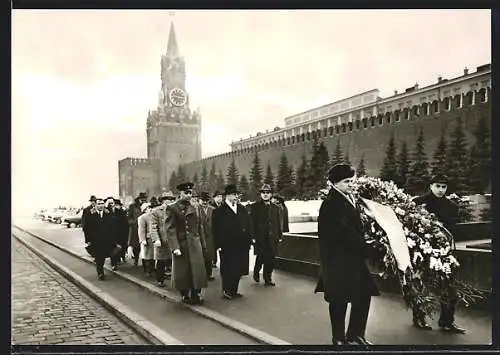 AK Moskau, Delegation des Zentralkomitees der SED am Lenin-Mausoleum 1966