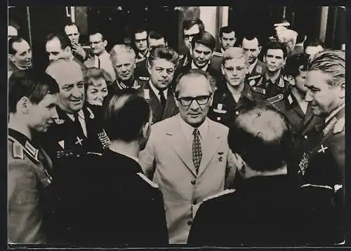 AK Dresden, Hockecker im Gespräch mit Soldaten und Offizieren der NVA auf der Delegiertenkonferenz 1971
