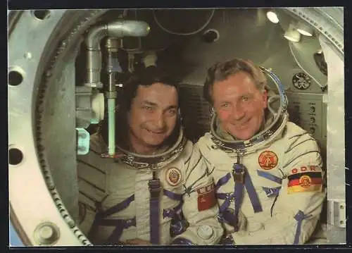 AK Kosmosflug UdSSR /DDR, Kosmonauten Jähn und Bykowski im Sojus-Komplexträger