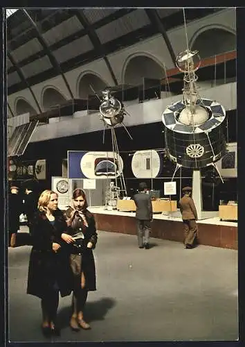 AK Moskau, Allrussisches Ausstellungszentrum WDNCh, Im Pavillon Kosmos, Besucher in der Weltraumausstellung