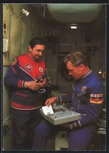 AK Kosmosflug UdSSR-DDR, Walter Bykowski und Siegmund Jähn bei der Vorbereitung
